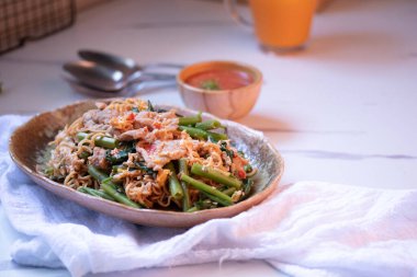 Kurutulmuş sukiyaki - Kızarmış vermicelli ve sebzeli ve marine edilmiş domuz eti.