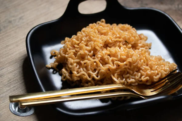 Koreaanse Instant Noedels Een Zwarte Plaat Een Gouden Lepel — Stockfoto