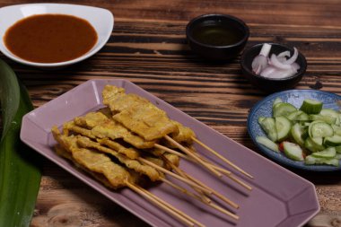 Ahşap zemin üzerinde Peanut soslu domuz eti. Üst görünüm, düz yatış.