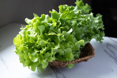 Taze Organik Yeşil Meşe Marulu, sepetin içinde masada..