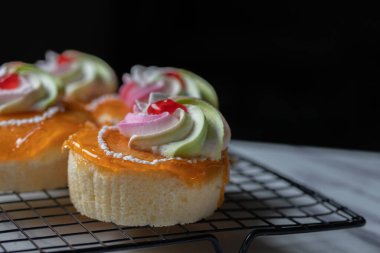 Mermer masada kremalı vanilyalı turuncu pasta.