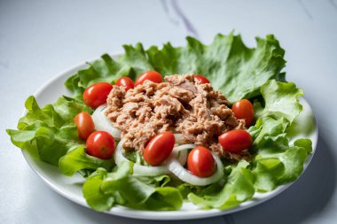 Taze meşe ve domatesli ton balığı salatası.