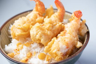 Buharda pilavlı karides Tempura 'sı