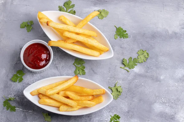 Pommes Frites Med Ketchup Vit Keramik Kopp Grå Bakgrund — Stockfoto