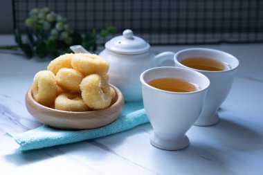 Donutlu beyaz seramik çay seti