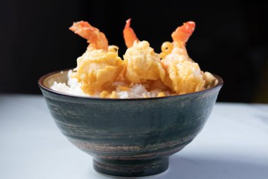 Buharda pilavlı karides Tempura 'sı