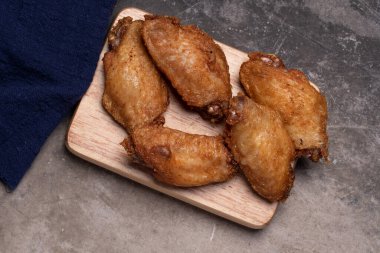 Beyaz bir fincanda kızarmış tavuk kanadı. Yukarıdan manzara. Metin için boşluk.