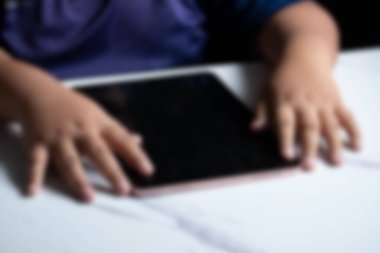 Tablet tablet kullanan elin bulanık resmi