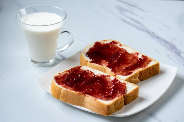 Tartinade Pain Tranché Avec Confiture Framboises Rouges Lait Frais — Photo