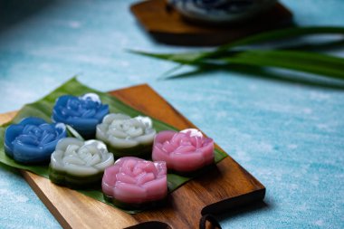 Tahta zeminde Katman Tatlı Keki (Kanom Chan) Tayland Tatlısı