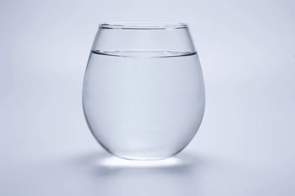 白い背景に水で満たされたクリアガラス — ストック写真