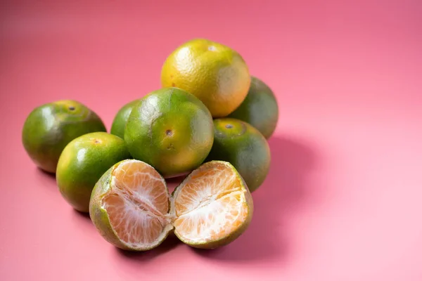 Mandarinas Apiladas Sobre Fondo Rosa — Foto de Stock