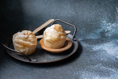 Siyah arkaplanda vanilyalı kekler