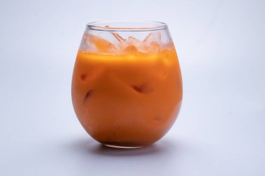 Yuvarlak, berrak bardakta buzlu çay, üst manzara. beyaz arkaplanda