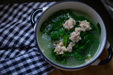 Kıyma ve tofu Thai çorbasıyla sebze kabağı çorbası.