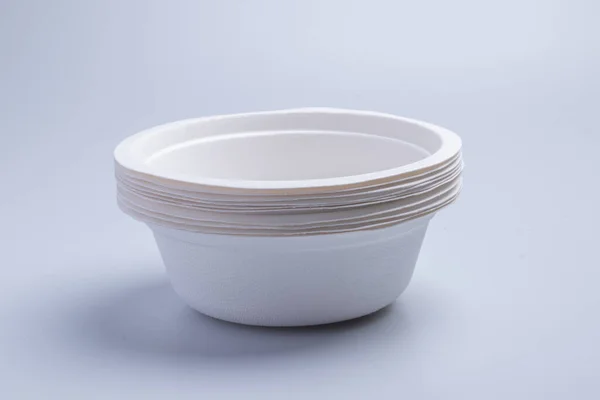 白い背景に食べ物のためのバガス材料のカップ — ストック写真