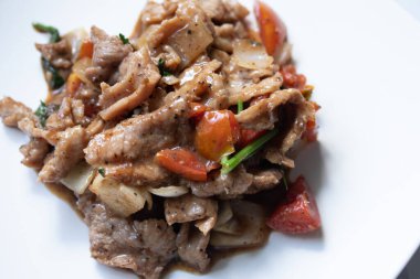 Yakın plan siyah biberli kızarmış domuz eti.