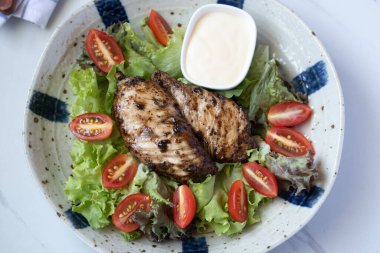 Sebzeli ve soslu karabiberli tavuk bifteği.