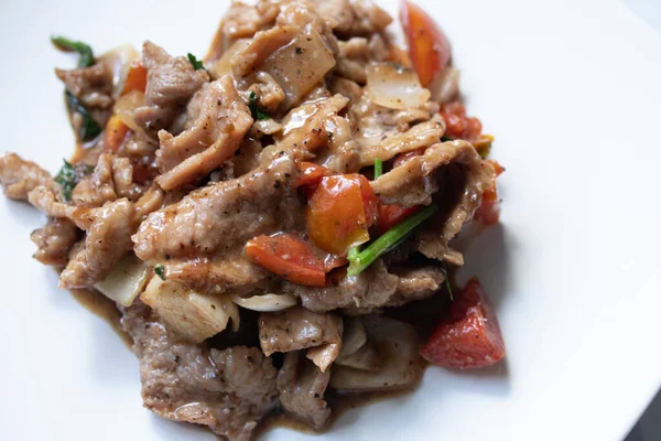 Yakın plan siyah biberli kızarmış domuz eti.