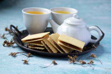 Ananas peyniri ve beyaz çaydanlık.