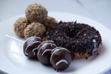 Jöleli ve fındıklı çikolata kaplı çörekler.