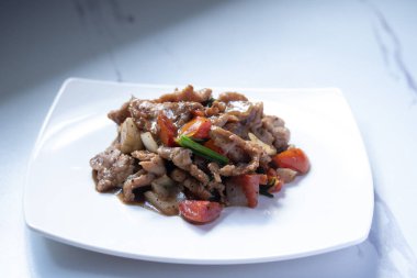 Yakın plan siyah biberli kızarmış domuz eti.