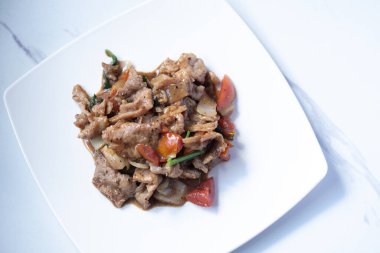 Yakın plan siyah biberli kızarmış domuz eti.