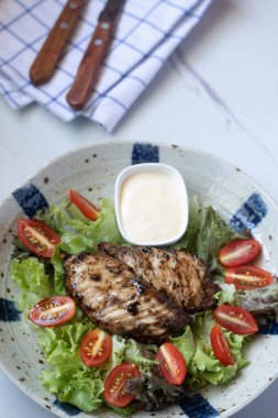 Sebzeli ve soslu karabiberli tavuk bifteği.