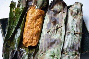 Tayland Buharlı Balık Körisi (Homok) Muz Yapraklarına Sarılmış