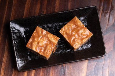 Siyah tabakta, ahşap zeminde, en üst manzarada..