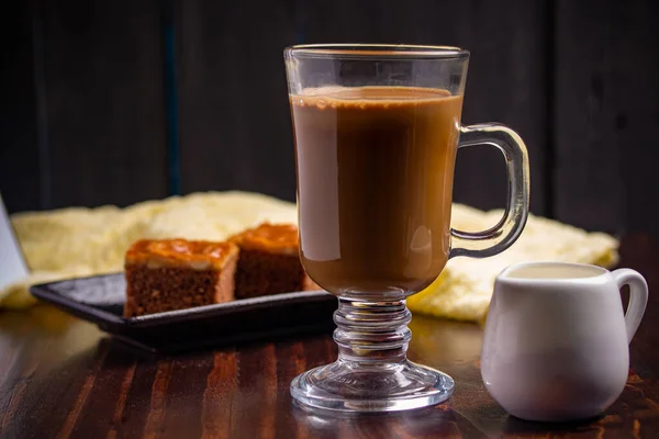 유리에 뜨거운 에스프레소 커피를 배경에 케이크를 놓는다 — 스톡 사진