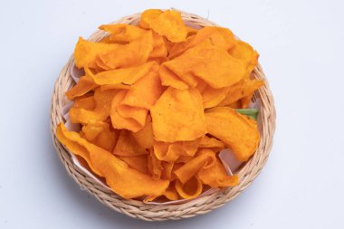 Portakallı tatlı patates, beyaz arka planda tatlı patates ezmesi.