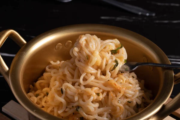 Pittige Instant Noedel Een Gouden Pot Met Mozzarella Kaas — Stockfoto