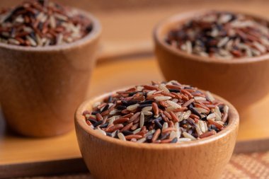 Jasmine Brown Rice ahşap kasede fotokopi alanı ile, Tayland pirinç çeşitleri üst görünüm
