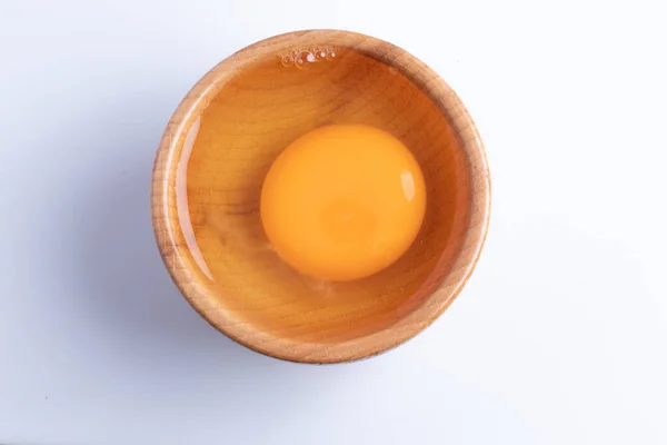 Huevos Crudos Una Taza Madera Sobre Fondo Blanco — Foto de Stock