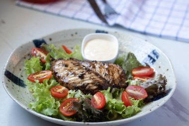 Sebzeli ve soslu karabiberli tavuk bifteği.