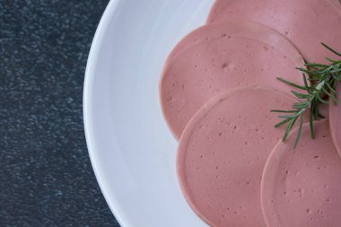 Beyaz bir kabın içindeki jambon bitkilerden yapılır. Bitki bazlı Sağlıklı Gıda