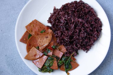 Kızarmış Basil Jambonu ile Riceberry pilavını karıştır