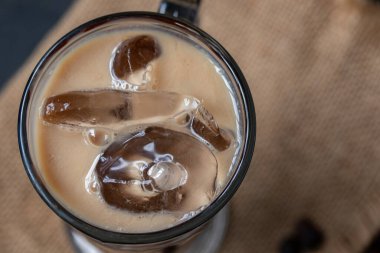 Buzlu kahve, temiz bir bardakta, üst manzara, kopyalama alanı.