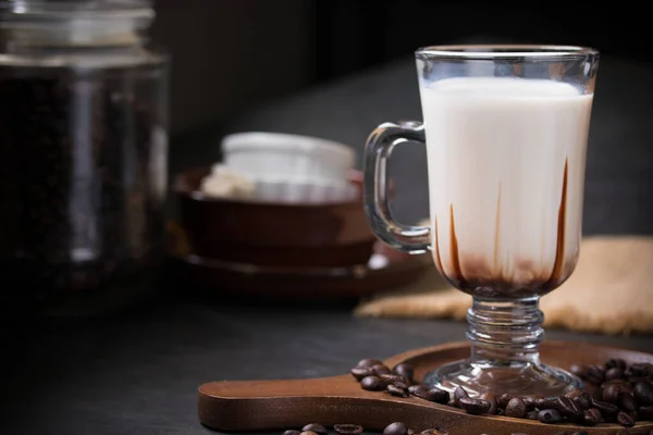 Siyah Arka Planda Soğuk Çikolatayla Karıştırılmış Taze Süt Kahve Fotokopi — Stok fotoğraf