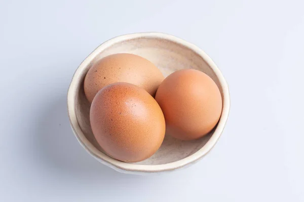 Tres Huevos Frescos Una Taza Sobre Fondo Blanco — Foto de Stock