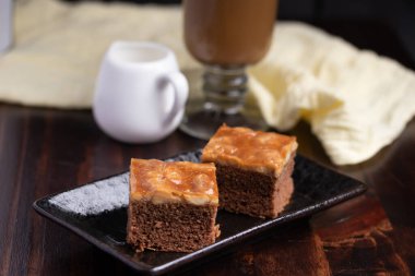 Siyah tabakta, ahşap zeminde, en üst manzarada..