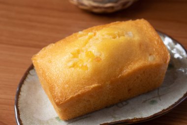 Ahşap zeminde taze sütle turuncu pasta.