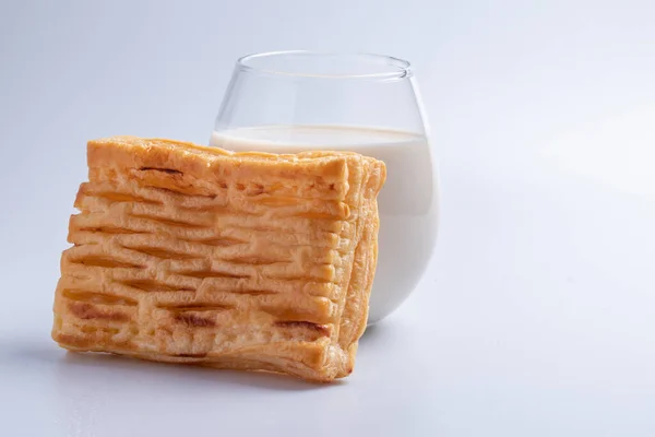 Ananaskuchen Mit Frischer Milch Einem Klaren Glas Auf Weißem Hintergrund — Stockfoto