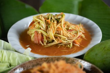Popüler bir Tayland sokak yemeği olan Mango Erişteli Papaya Salatası.