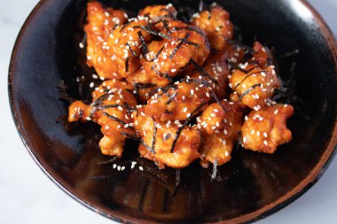 Baharatlı Kore soslu kızarmış tavuk ve yosun.