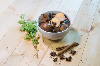 Tay mutfak; İçinde et suyu beyaz kase haşlanmış yumurta ve porks