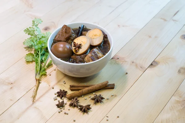 Thailändische Küche; Eier und Schweinefleisch in der Soße in der weißen Schüssel gekocht — Stockfoto