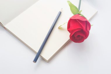 bir defter ve kalem vintage tarzı üzerinde kırmızı gül