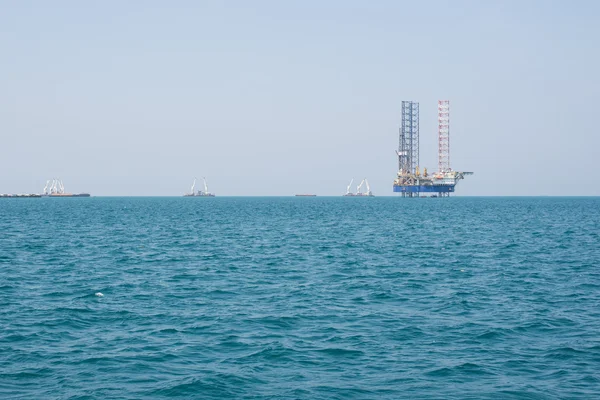 petrol sondaj platformu büyük Pasifik Okyanusu üzerinde bulutsuz sk